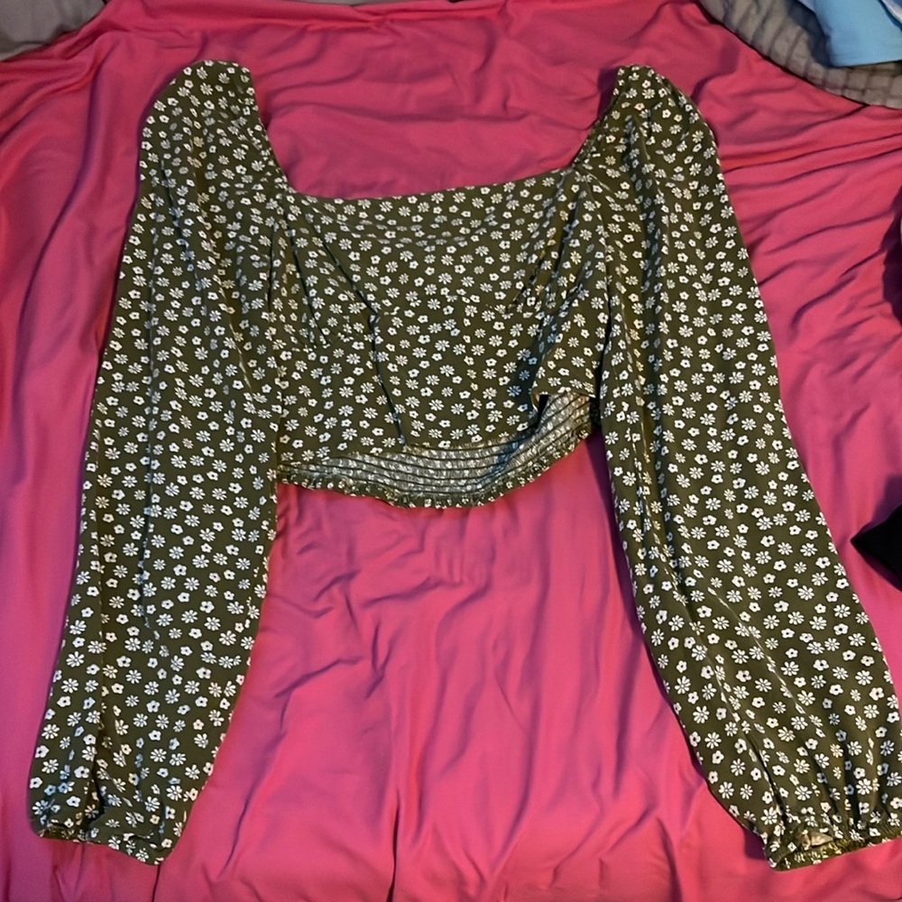 Green flower long sleeve crop top